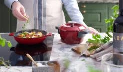 Woll IRON, Servierpfanne Rund Mit Glasdeckel Und Silikongriff, 20 Cm, 5.5 Cm Hoch, Chili Red 9 Woll IRON, Servierpfanne Rund Mit Glasdeckel Und Silikongriff, 20 Cm, 5.5 Cm Hoch, Chili Red -Küchenbedarf Geschäft 04b509775f9f5d4e27e5082e28c99321