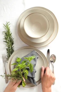 Mäser 931371 Nottingham Vintage Tafel-Service Für 4 Personen Mit Speiseteller Und Suppenteller Im Retro-Look, Steinzeug, Beige, 8-teilig (1 Set) -Küchenbedarf Geschäft 123b9a9f41468d340c08df61066f8875