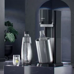 SodaStream DuoTitan Trinkwassersprudler, Inkl. 1x 1 Liter Glasflasche, 1x 1 Liter PET, 1 X Quick Connect Zylinder -Küchenbedarf Geschäft 25799c147984dc6ffc6d07f05fd8f099