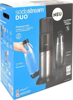 SodaStream DuoTitan Trinkwassersprudler, Inkl. 1x 1 Liter Glasflasche, 1x 1 Liter PET, 1 X Quick Connect Zylinder -Küchenbedarf Geschäft 29bf1b365030de41e13cb780674bfbb6