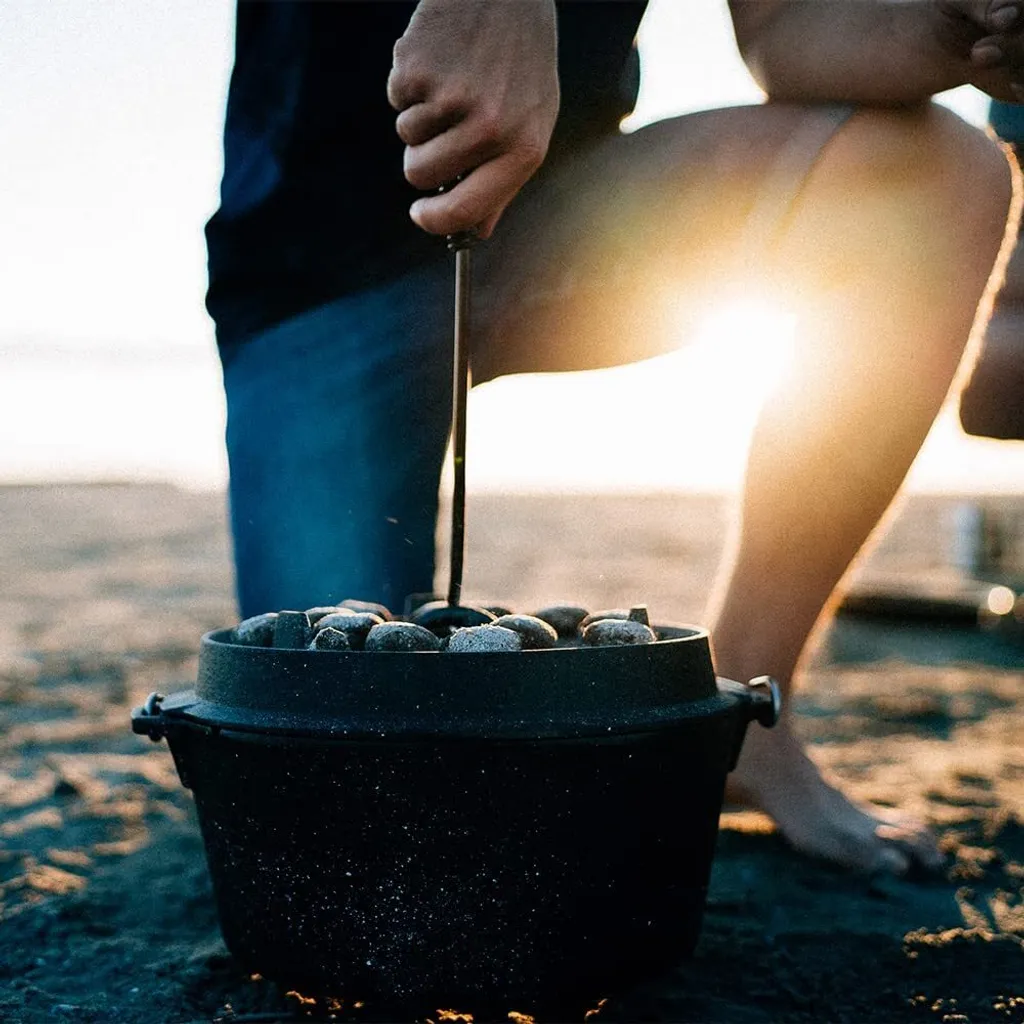 Petromax Feuertopf Dutch Oven Set Pflegepaste Deckelheber FT6 Planer Boden 15 Petromax Feuertopf Dutch Oven Set Pflegepaste Deckelheber FT6 Planer Boden – Bild 13