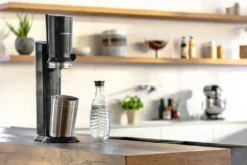 SodaStream Crystal 2.0 Vorteilspack Wassersprudler, Titan, Mit 3 Karaffen -Küchenbedarf Geschäft 605e2374623b3fe8da7fa8ae1318e823