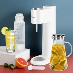 SODASWEET Wassersprudler-Set, Sodawasser Maschine Soda Maker Mit 1x CO2 Zylinder(425g Kohlensäure Für 60L Wasser), 1x 1L PET-Flasche, Ideal Für Zuhause, Bar, Restaurant Usw. -Küchenbedarf Geschäft 7a6f306a1171895ef07a5049c2f3fab2