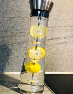 Flirt By R & B Glaskaraffe LENO Mit Fruchtspieß 1,3 Liter -Küchenbedarf Geschäft 7c5eecb9ae58265560d1d69ae86dd732