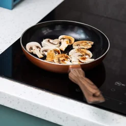 Nuovva Kupfer Bratpfanne - Keramische Antihaftbeschichtung - Holzgriff Bratpfanne - Ø 24 Cm Induktion - PTFE-frei -Küchenbedarf Geschäft 87fec4fd01d368a61f3f6b91b72dd3e2