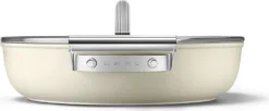 SMEG Servierpfanne Mit Deckel Matt Creme - Ø 28 Cm / 3,7 Liter -Küchenbedarf Geschäft 920b5c3a52342e4792afc5475de413dc