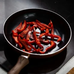 Nuovva Kupfer Bratpfanne - Keramische Antihaftbeschichtung - Holzgriff Bratpfanne - Ø 24 Cm Induktion - PTFE-frei -Küchenbedarf Geschäft 97838e4874dbe4c010aaf46856cac4de