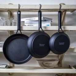 KitchenAid Pfannenset Classic Forged - ø 20, 24 Und 28 Cm - Keramische Antihaftbeschichtung -Küchenbedarf Geschäft 9a6213d1077fc8b3d5e1c1475e1ad63f