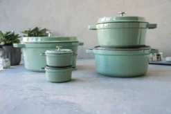 STAUB Cocotte Rund 28 Cm Salbei 17 STAUB Cocotte Rund 28 Cm Salbei -Küchenbedarf Geschäft b0306b3cc62360fb345968c69ee5e3e8