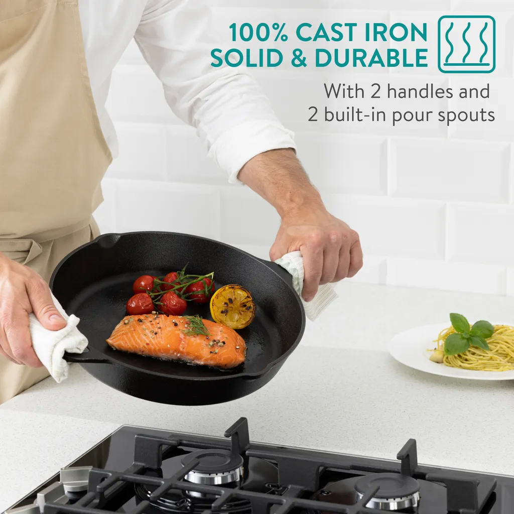 Navaris Gusseisenpfanne - 30 Cm Groß - Eingebrannte Feuerfeste Gusseisen Pfanne Mit Doppelgriff - Ölgießer Für Den Grill Gasgrill Ofen 5 Navaris Gusseisenpfanne - 30 Cm Groß - Eingebrannte Feuerfeste Gusseisen Pfanne Mit Doppelgriff - Ölgießer Für Den Grill Gasgrill Ofen – Bild 3