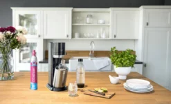 SodaStream DuoTitan Trinkwassersprudler, Inkl. 1x 1 Liter Glasflasche, 1x 1 Liter PET, 1 X Quick Connect Zylinder -Küchenbedarf Geschäft da88d54b0d914ca7231594afb00b5122