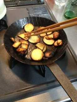 Turk 65224 Schmiedeeiserne Bratpfanne Mit Hakenstiel, Ø 18,5 Cm, Ø 24 Cm, H 3,5 Cm, Schwarz -Küchenbedarf Geschäft f412151dd7bb03db4ee5d43a7ea79d6c